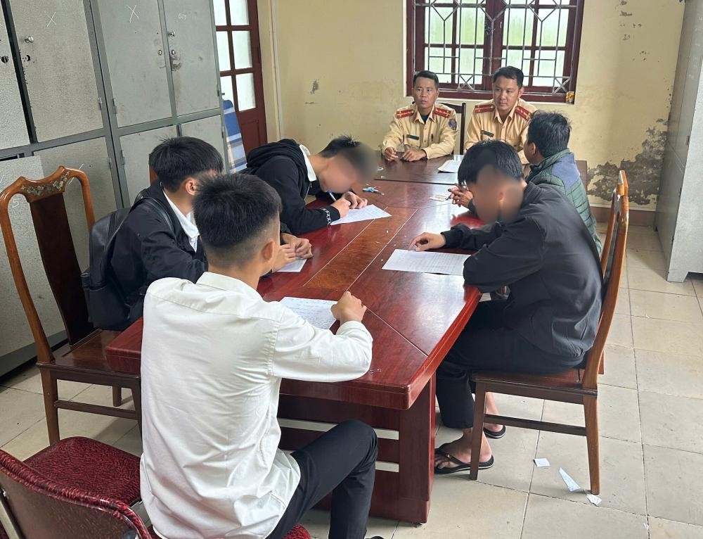 Triệu tập nhóm thanh niên điều khiển xe máy bằng chân - Ảnh Công an Hà Tĩnh.