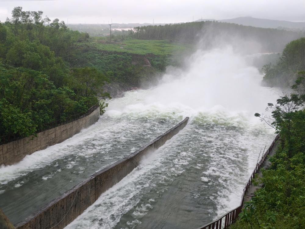 Nhiều xã hạ lưu hồ Kẻ Gỗ bị ngập nước.