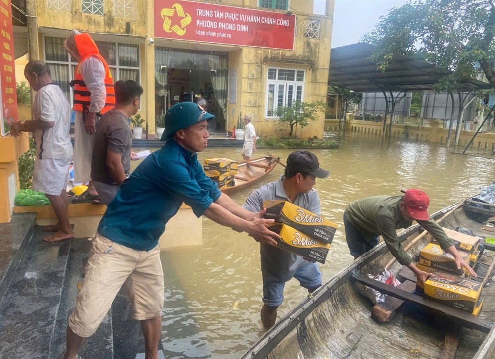 Các lực lượng đang cấp phát nhu yếu phẩm gạo, mì tôm, sữa cho các Tổ dân phố