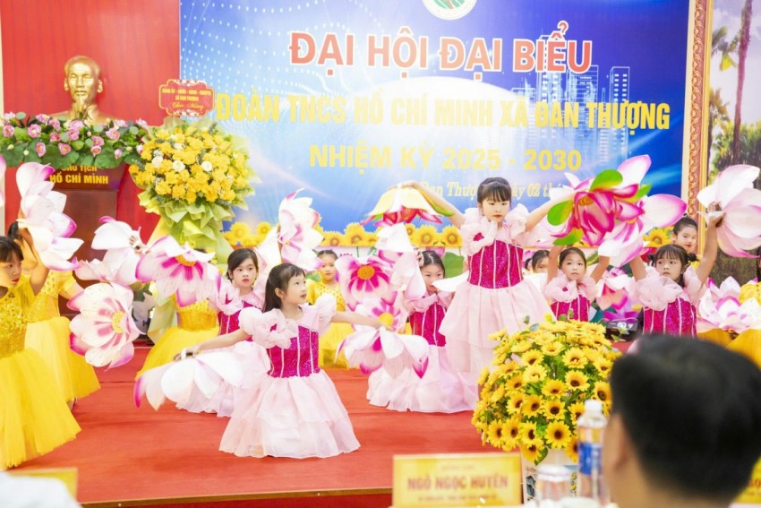 Văn nghệ chào mừng Đại hôi.