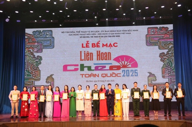 Các đại biểu trao huy chương vàng cho các nghệ sĩ. (Ảnh: Bộ VHTT&DL)