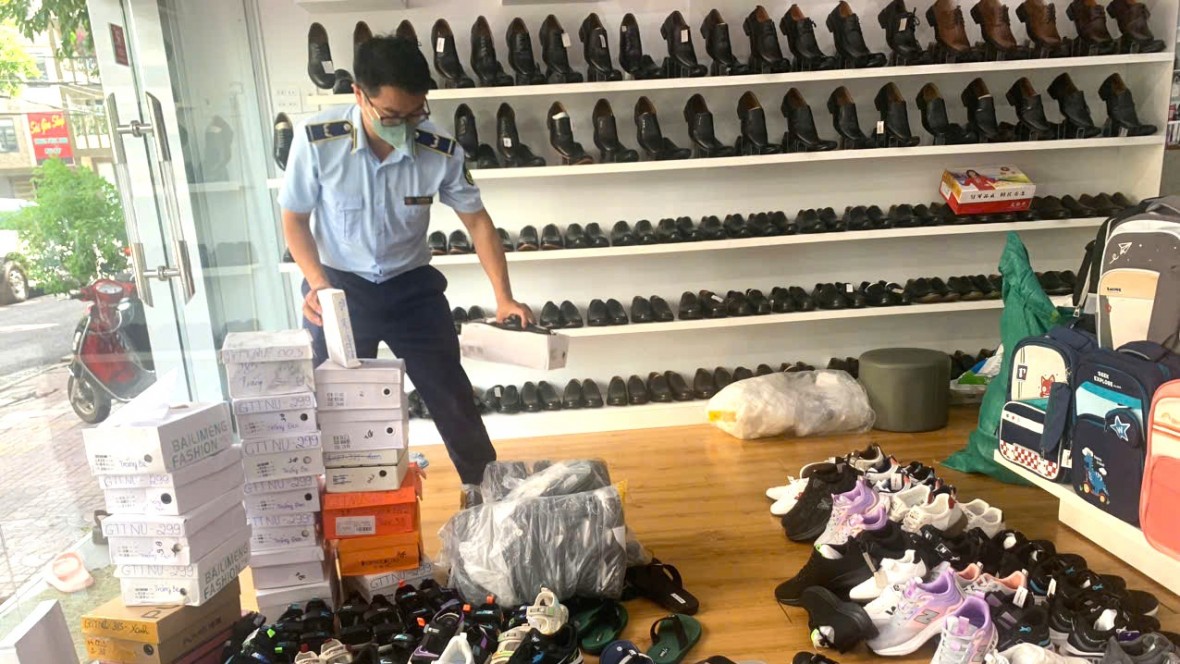 Lực lượng Quản lý thị trường kiểm tra hàng hóa tại các chợ, tuyến quốc lộ