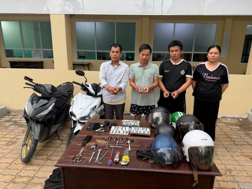 Từ trái qua phải: Vân, Rực, Quang và Yến tại cơ quan công an - Ảnh: Công an cung cấp