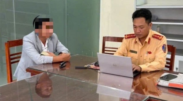 Tài xế lùi xe xuống ruộng, tránh “chốt” kiểm tra nồng độ cồn