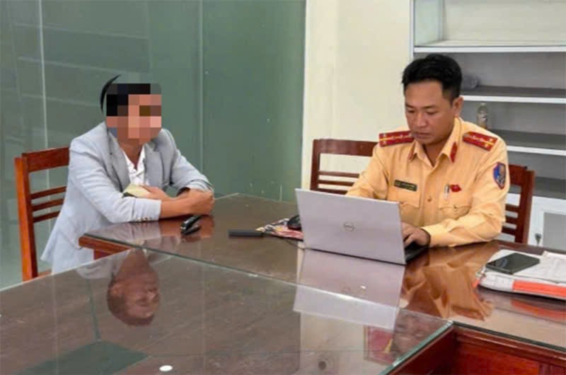 Tài xế lùi xe xuống ruộng, tránh “chốt” kiểm tra nồng độ cồn