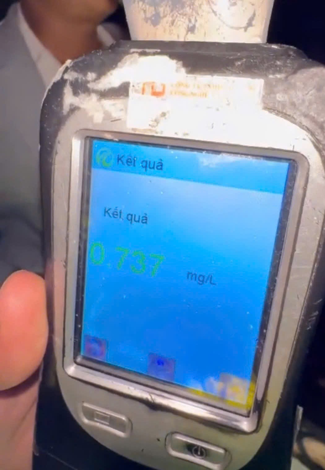 Tài xế lùi xe xuống ruộng, tránh “chốt” kiểm tra nồng độ cồn