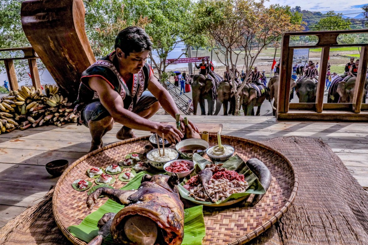 Chuẩn bị các lễ vật dùng cúng và lời chúc phúc chân thành. (Ảnh: Duy Thương)