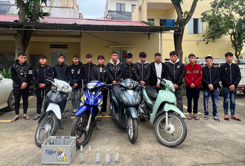 Các đối tượng bị triệu tập tại cơ quan công an. Ảnh: Công an tỉnh Phú Thọ Các đối tượng bị triệu tập tại cơ quan công an. Ảnh: Công an tỉnh Phú Thọ