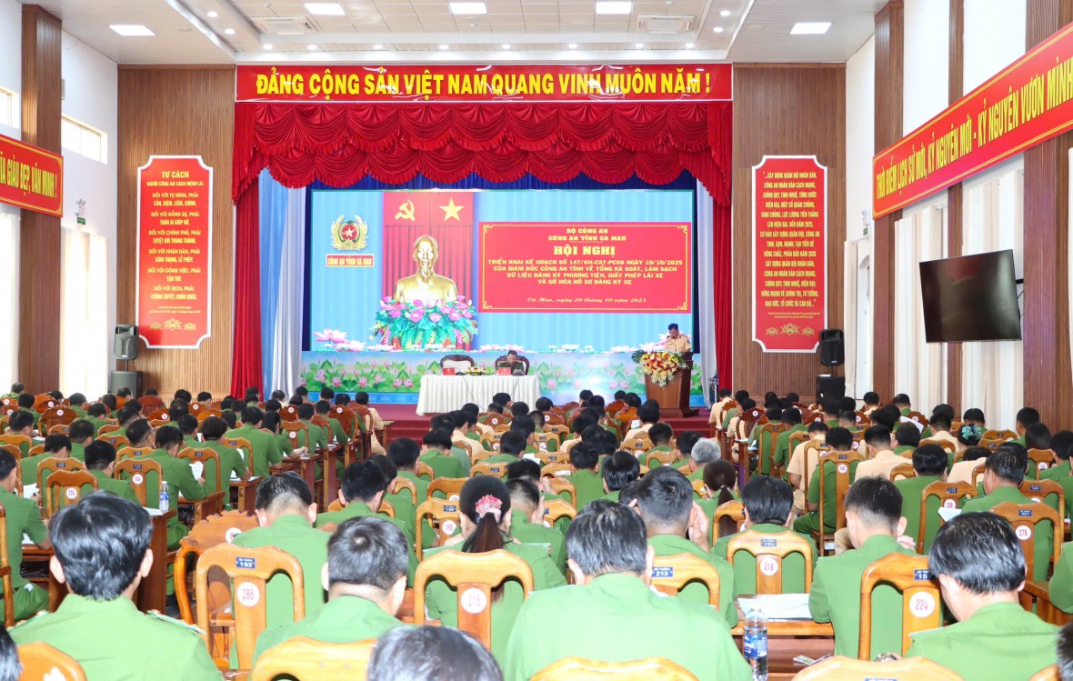 Công an cơ sở ở Cà Mau “đi từng nhà” làm sạch dữ liệu đăng ký xe