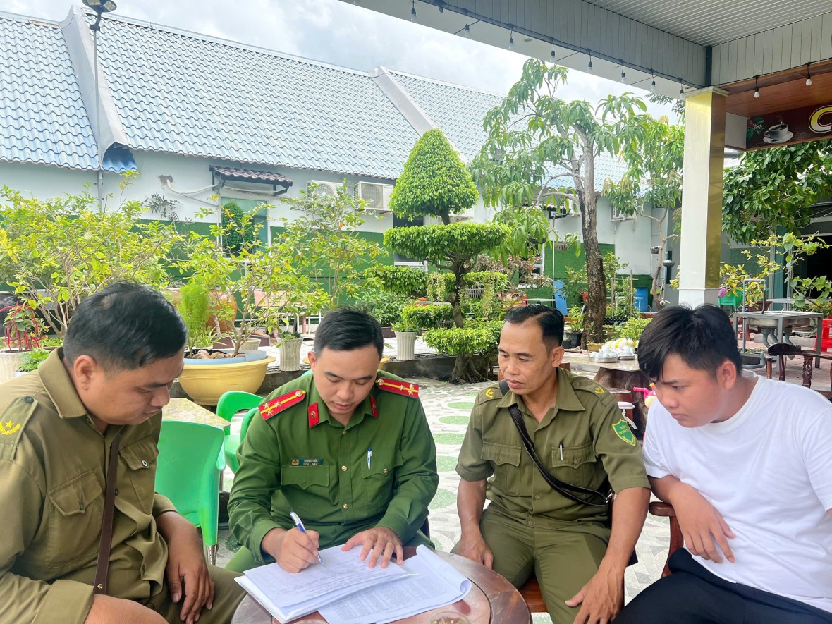 Công an cơ sở ở Cà Mau “đi từng nhà” làm sạch dữ liệu đăng ký xe