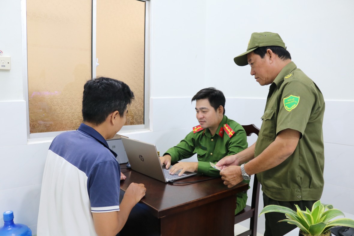 Công an cơ sở ở Cà Mau “đi từng nhà” làm sạch dữ liệu đăng ký xe
