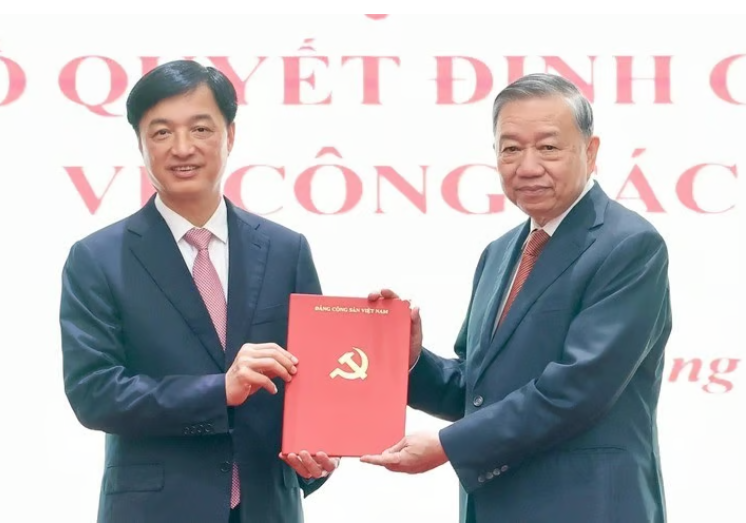 Tổng Bí thư Tô Lâm trao quyết định cho tân Bí thư Hà Nội Nguyễn Duy Ngọc.