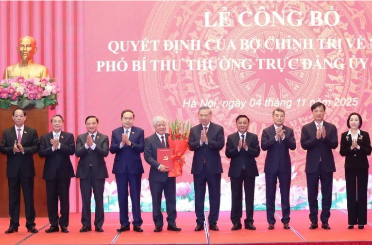 Tổng Bí thư Tô Lâm và các lãnh đạo Đảng, Quốc hội chúc mừng ông Đỗ Văn Chiến. Tổng Bí thư Tô Lâm và các lãnh đạo Đảng, Quốc hội chúc mừng ông Đỗ Văn Chiến.