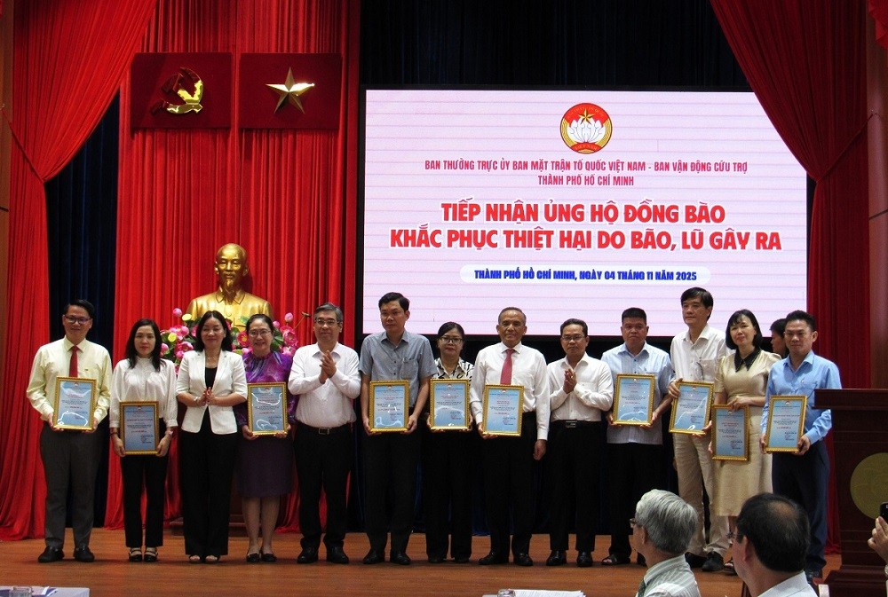Lãnh đạo Ủy ban MTTQ Việt Nam TP.Hồ Chí Minh trao thư cảm ơn đến các đơn vị ủng hộ đồng bào khắc phục thiệt hại do bão, lũ gây ra