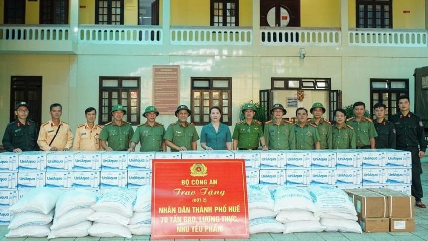 Bộ Công an hỗ trợ 70 tấn hàng hóa cho người dân Huế