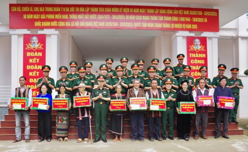 đoàn 16 tặng quà cho các già làng, các gia đình chính sách trên địa bàn đóng quân đoàn 16 tặng quà cho các già làng, các gia đình chính sách trên địa bàn đóng quân