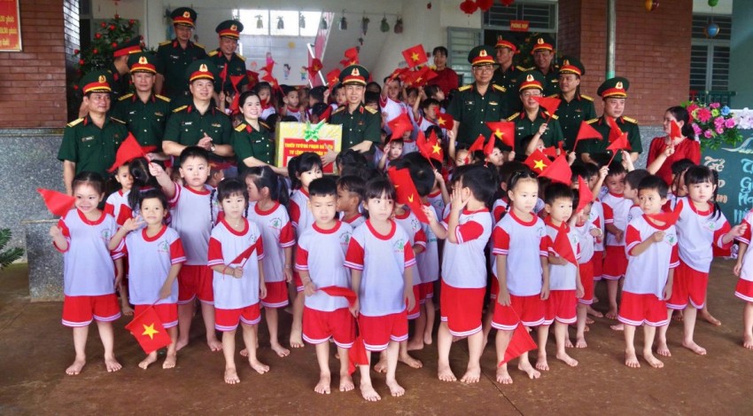 Đoàn công tác kiểm tra công tác chăm sóc trẻ tại trường mầm non Tuổi Ngọc, Trung đoàn 719, Binh đoàn 16. Đoàn công tác kiểm tra công tác chăm sóc trẻ tại trường mầm non Tuổi Ngọc, Trung đoàn 719, Binh đoàn 16.