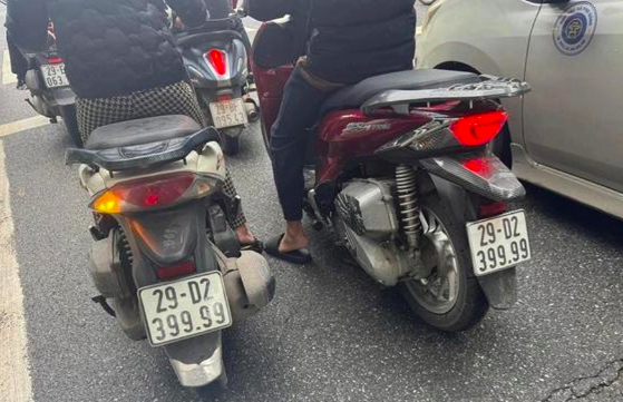 Hai biển số tứ quý 9 cùng lúc xuất hiện trên phố, đã xử phạt trường hợp giả mạo