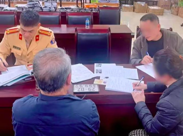 Hai biển số tứ quý 9 cùng lúc xuất hiện trên phố, đã xử phạt trường hợp giả mạo