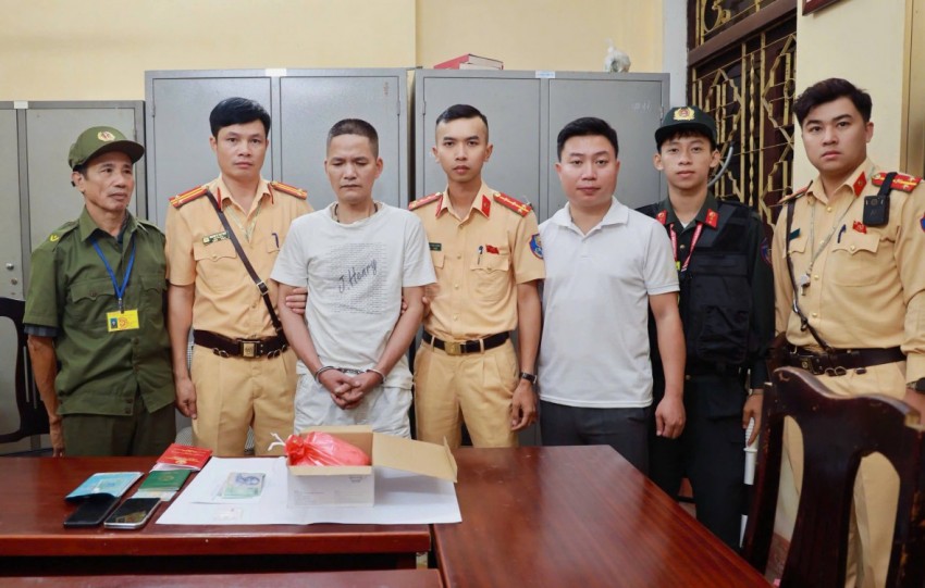 Giấu ma túy trong khoang máy xe ô tô vẫn bị bắt Giấu ma túy trong khoang máy xe ô tô vẫn bị bắt