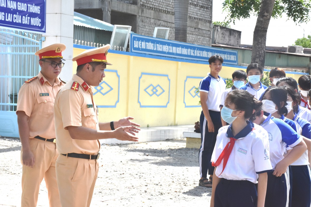 Tấm gương Thiếu tá Cảnh sát giao thông tận tâm vì nhân dân phục vụ