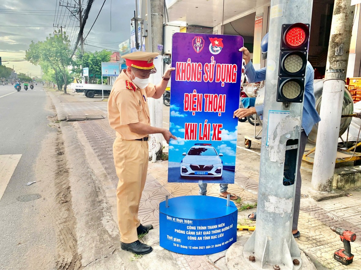 Tấm gương Thiếu tá Cảnh sát giao thông tận tâm vì nhân dân phục vụ