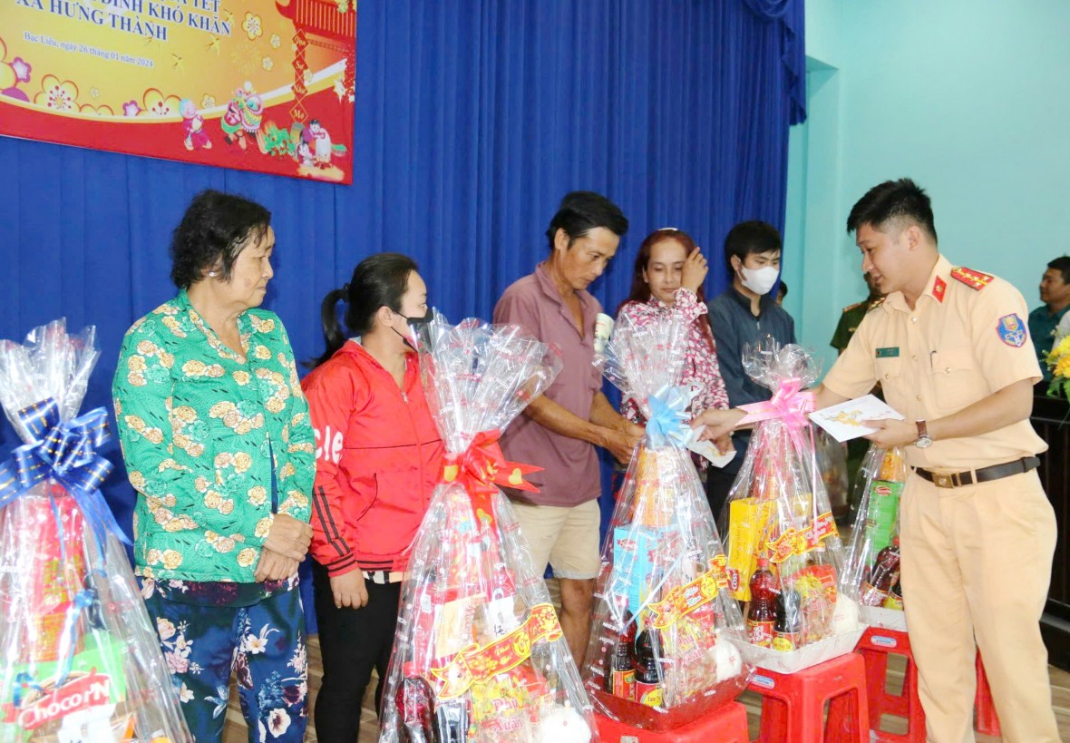 Tấm gương Thiếu tá Cảnh sát giao thông tận tâm vì nhân dân phục vụ