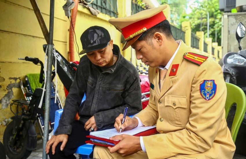 Lực lượng chức năng lập biên bản, yêu cầu các bãi xe không tổ chức trông giữ xe máy cho học sinh khi không đủ điều kiện điều khiển.