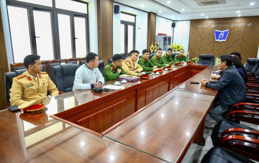 Lực lượng chức năng làm việc, đánh giá kết quả kiểm tra với đại diện trường THPT Phan Đình Phùng.