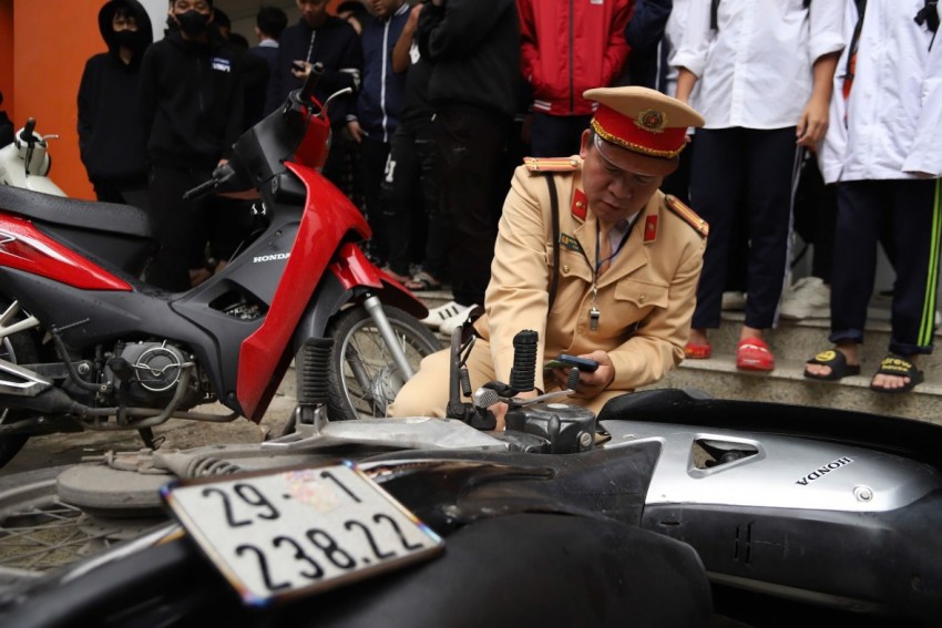 CSGT kiểm tra, xử lý trường hợp cất biển số trong cốp xe.