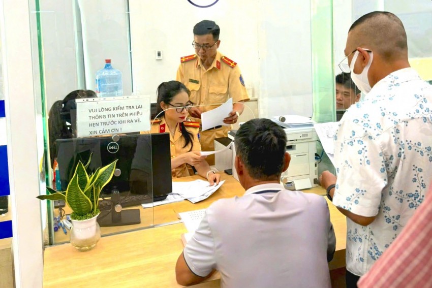 Phòng CSGT Đường bộ - Đường sắt (PC08) Công an TP. HCM đang tăng tốc triển khai công tác làm sạch dữ liệu GPLX.