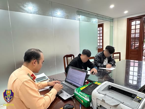 CSGT Thái Nguyên làm việc với Đ.T.A và V.B.K