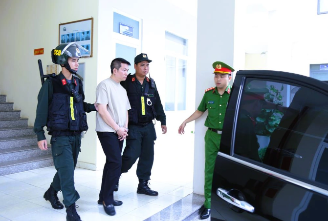 Công an áp giải bị can Nguyễn Quốc Vũ Công an áp giải bị can Nguyễn Quốc Vũ