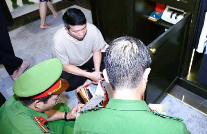 Cơ quan Cảnh sát điều tra thực hiện lệnh khám xét tại nơi ở của bị can Nguyễn Quốc Vũ Cơ quan Cảnh sát điều tra thực hiện lệnh khám xét tại nơi ở của bị can Nguyễn Quốc Vũ