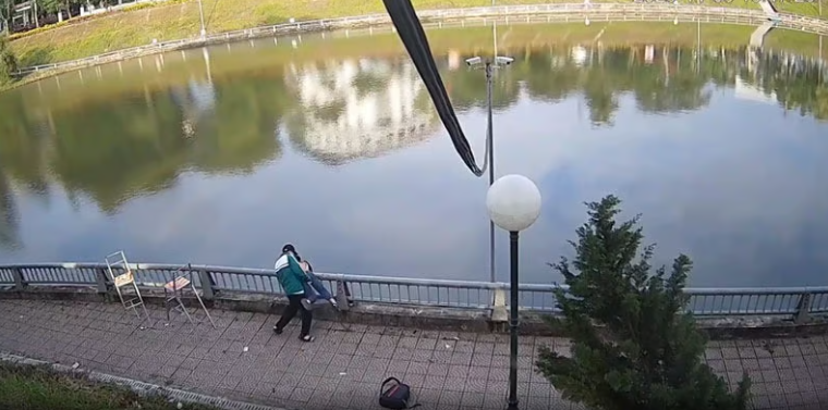 Hình ảnh nam sinh xô xát với bạn học sau đó hất đối phương xuống hồ nước. Ảnh: Cắt từ clip.