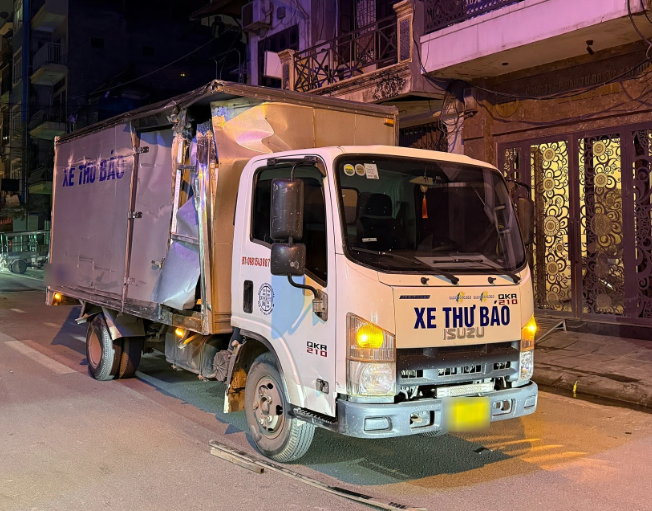 Ô tô tải gây tai nạn bị bỏ lại ở ngõ 785 Trương Định. Ô tô tải gây tai nạn bị bỏ lại ở ngõ 785 Trương Định.