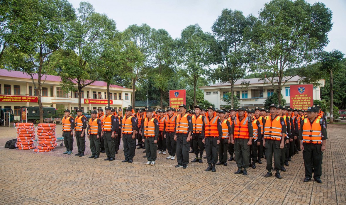 Công an Đắk Lắk huy động lực lượng Cảnh sát cơ động hỗ trợ người dân ứng phó bão số 13