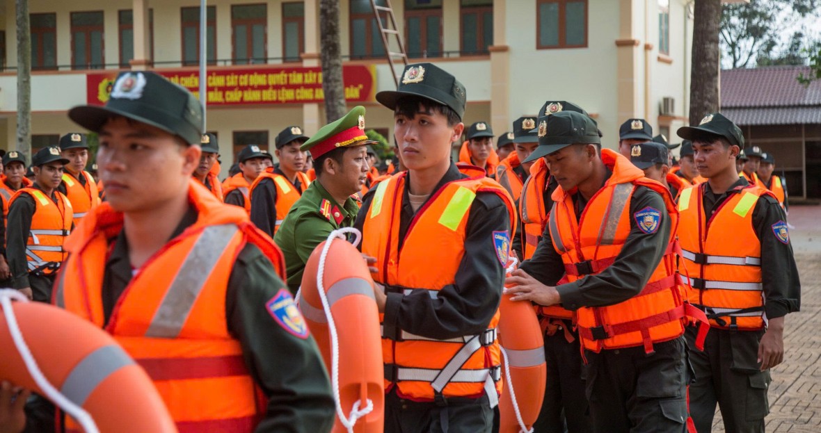 Công an Đắk Lắk huy động lực lượng Cảnh sát cơ động hỗ trợ người dân ứng phó bão số 13