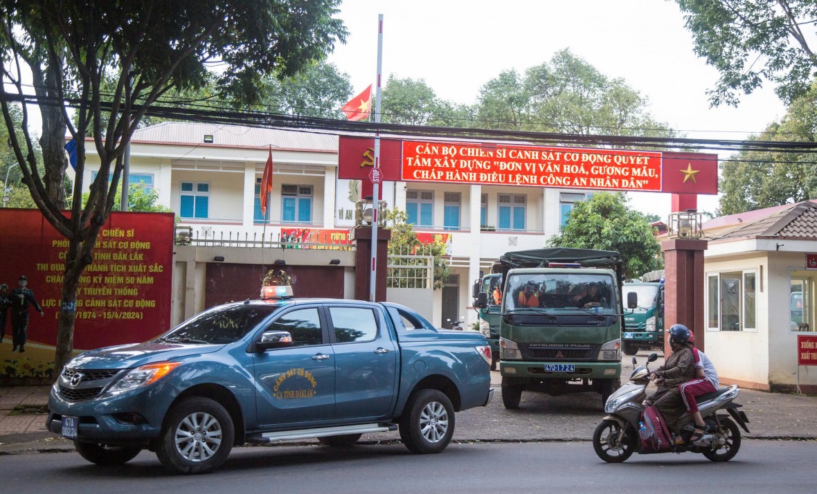 Công an Đắk Lắk huy động lực lượng Cảnh sát cơ động hỗ trợ người dân ứng phó bão số 13