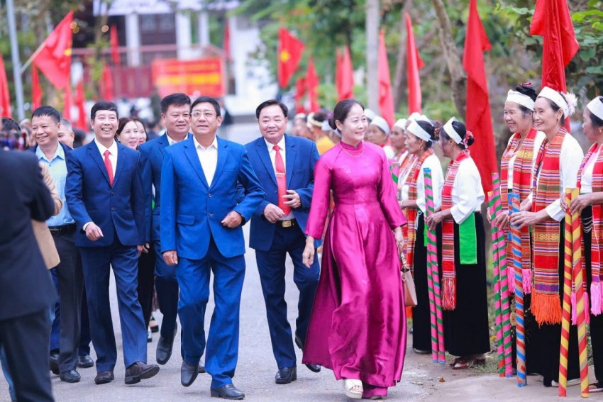 Đoàn diễn xướng dân gian chào mừng và đón đ/c Bí thư Đảng ủy và đoàn đại biểu của xã về dự ngày hội Đại đoàn kết tại khu dân cư Đồng Tâm.