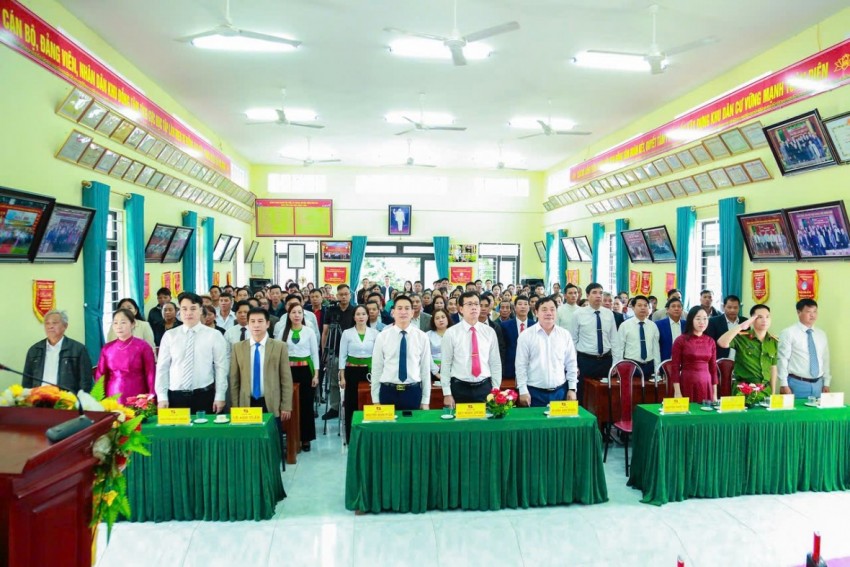 Các đại biểu cùng toàn thể nhân dân thực hiện nghi lễ chào cờ trước giờ khai mạc.