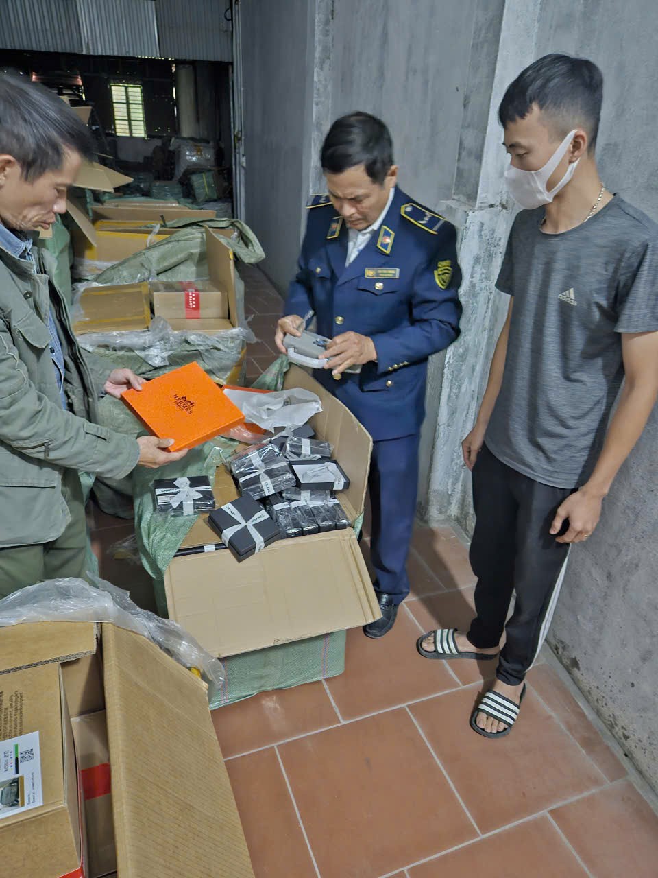 Các sản phẩm túi, ví giả mạo các nhãn hiệu nổi tiếng Chanel, Dior, MLB, YSL, Hermes. Các sản phẩm túi, ví giả mạo các nhãn hiệu nổi tiếng Chanel, Dior, MLB, YSL, Hermes.