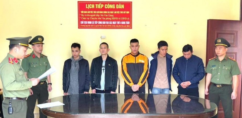 Các đối tượng tại cơ quan công an. Ảnh: CAT Các đối tượng tại cơ quan công an. Ảnh: CAT