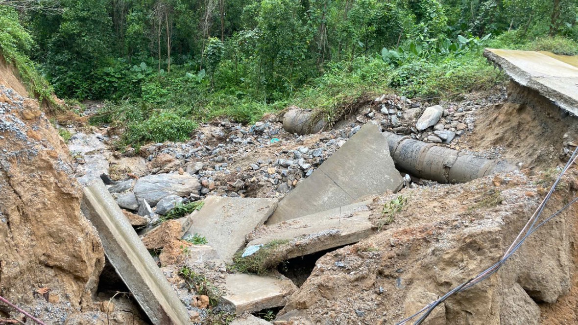 Nhiều tuyến đường trên địa bàn xã Trà Đốc bị sụt lún, hư hỏng.