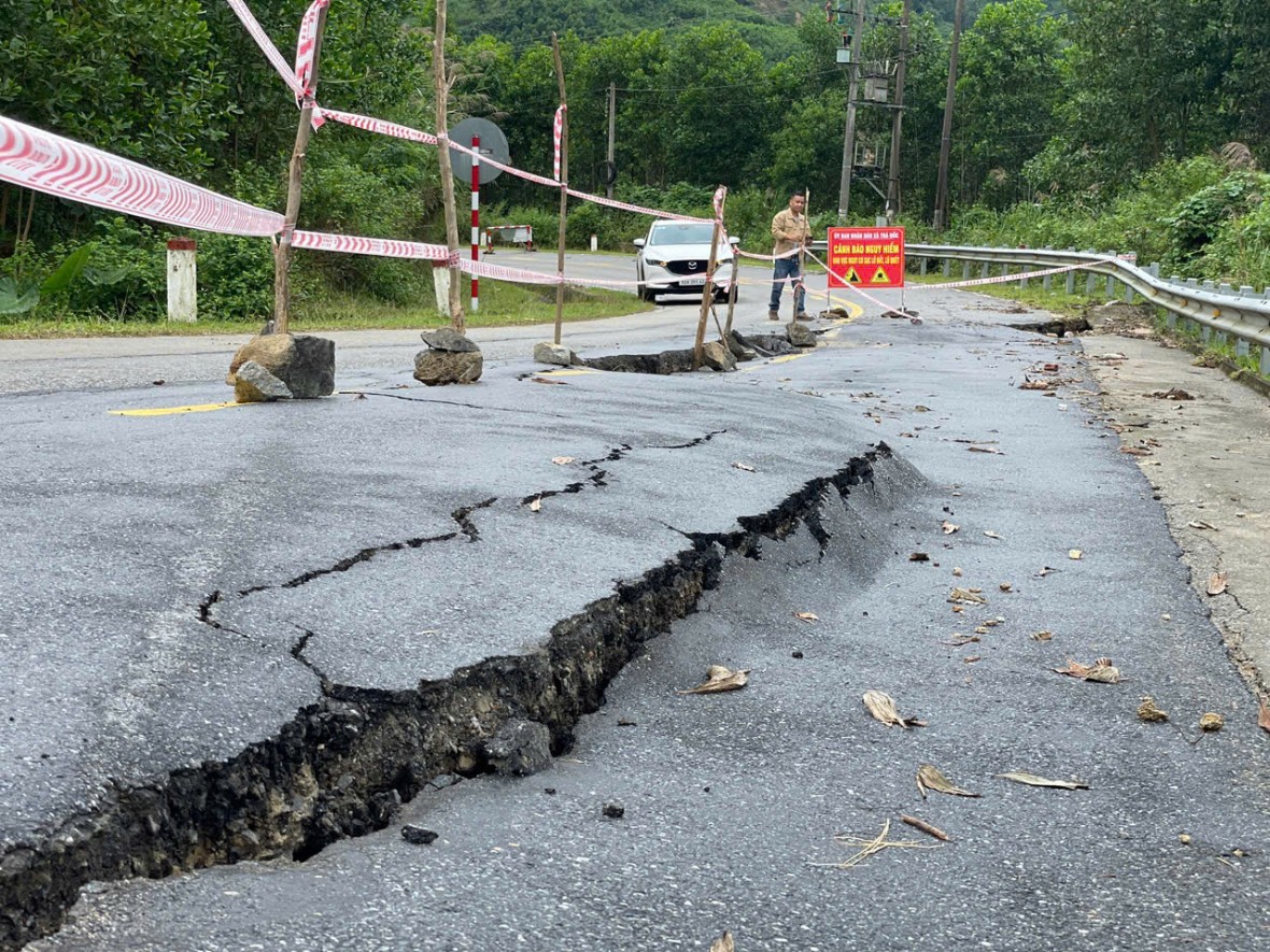 Nhiều tuyến đường trên địa bàn xã Trà Đốc bị sụt lún, hư hỏng.