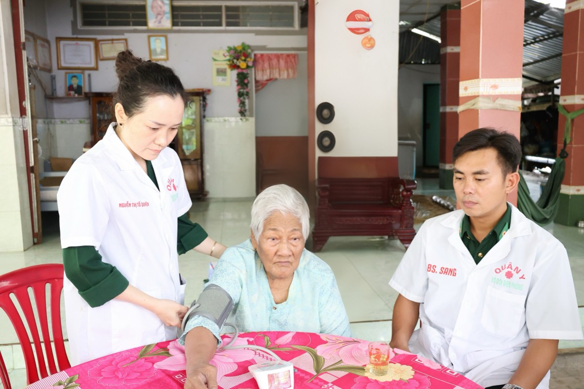 BĐBP tỉnh An Giang khám bệnh, cấp thuốc miễn phí cho hơn 300 người dân BĐBP tỉnh An Giang khám bệnh, cấp thuốc miễn phí cho hơn 300 người dân