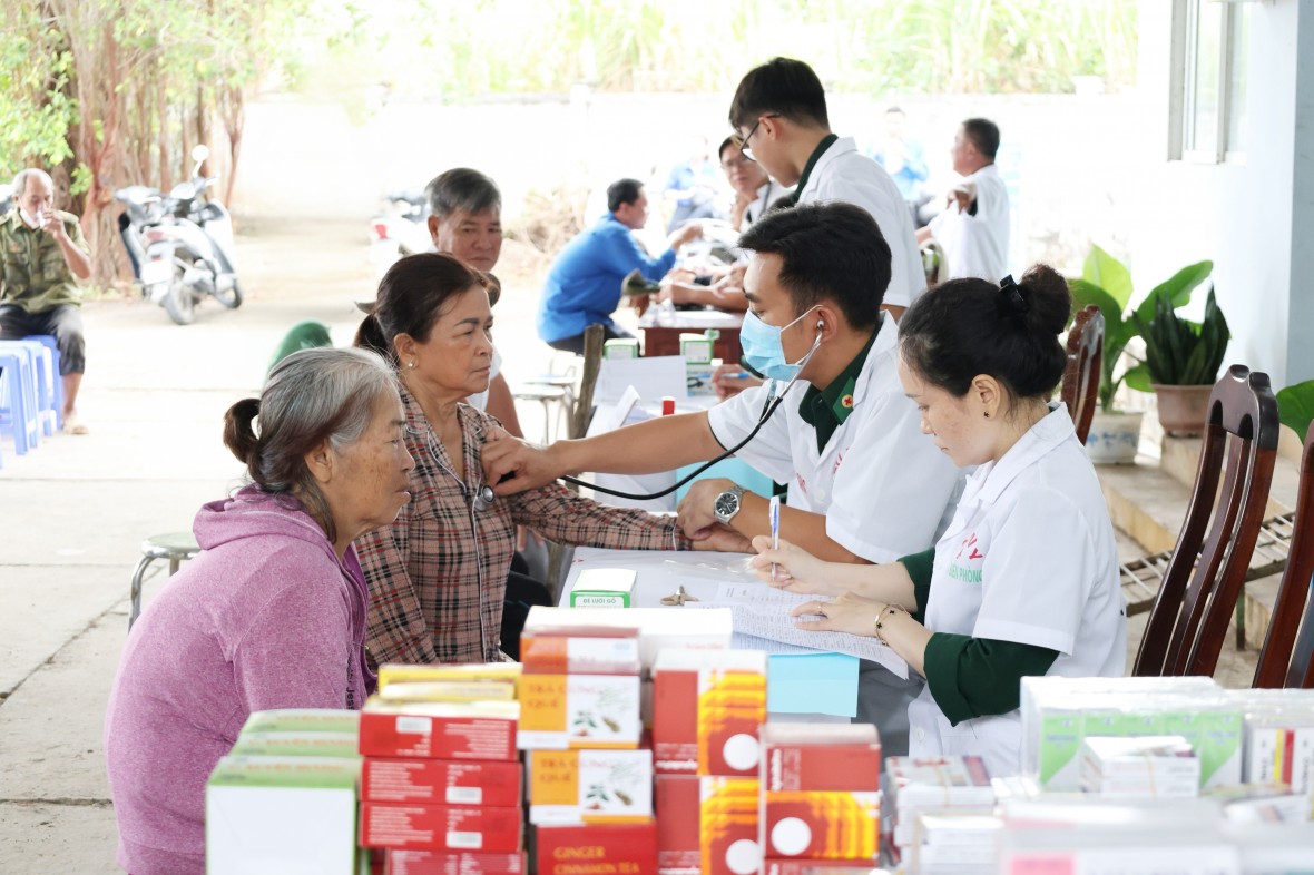 BĐBP tỉnh An Giang khám bệnh, cấp thuốc miễn phí cho hơn 300 người dân BĐBP tỉnh An Giang khám bệnh, cấp thuốc miễn phí cho hơn 300 người dân