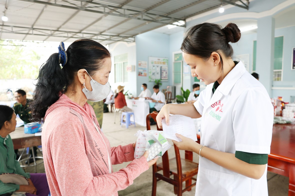 BĐBP tỉnh An Giang khám bệnh, cấp thuốc miễn phí cho hơn 300 người dân BĐBP tỉnh An Giang khám bệnh, cấp thuốc miễn phí cho hơn 300 người dân