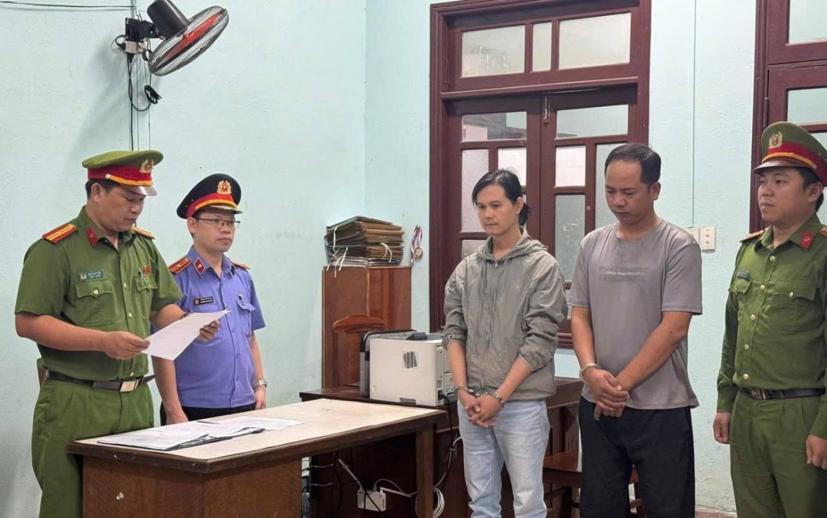 Tống đạt Quyết định khởi tố, bắt tạm giam 2 đối tượng - Ảnh Công an Đà Nẵng.