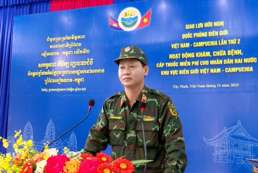 Quân y Việt Nam - Campuchia khám bệnh, cấp thuốc miễn phí cho người dân biên giới